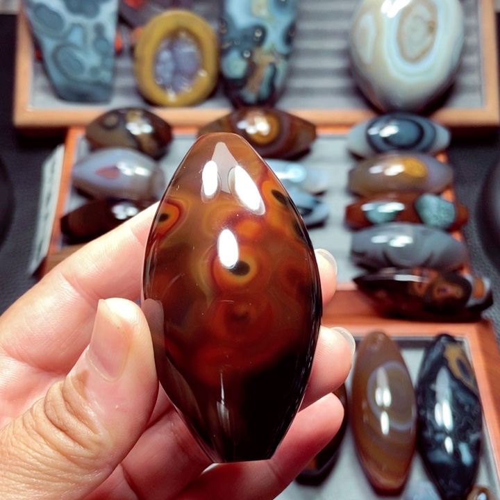 小***粉未镶嵌玛瑙/玉髓珠宝奇石