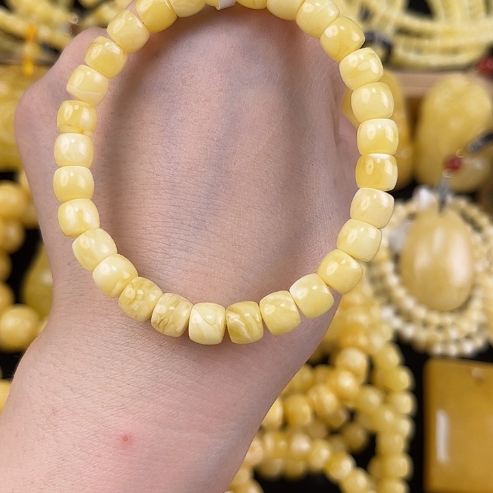 琥珀颈饰未镶嵌琥珀，多样性发其一