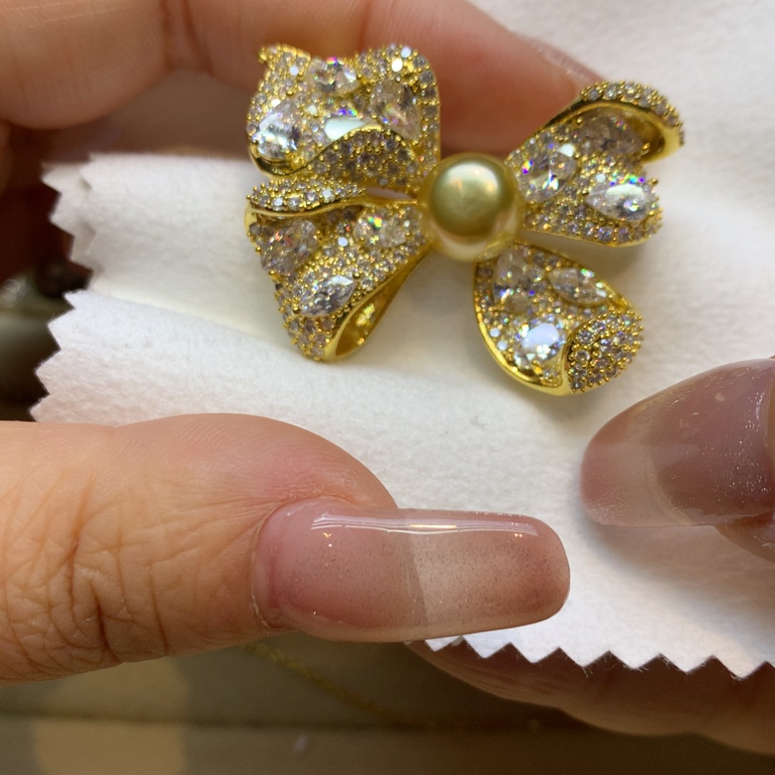 未镶嵌胸饰海水珍珠