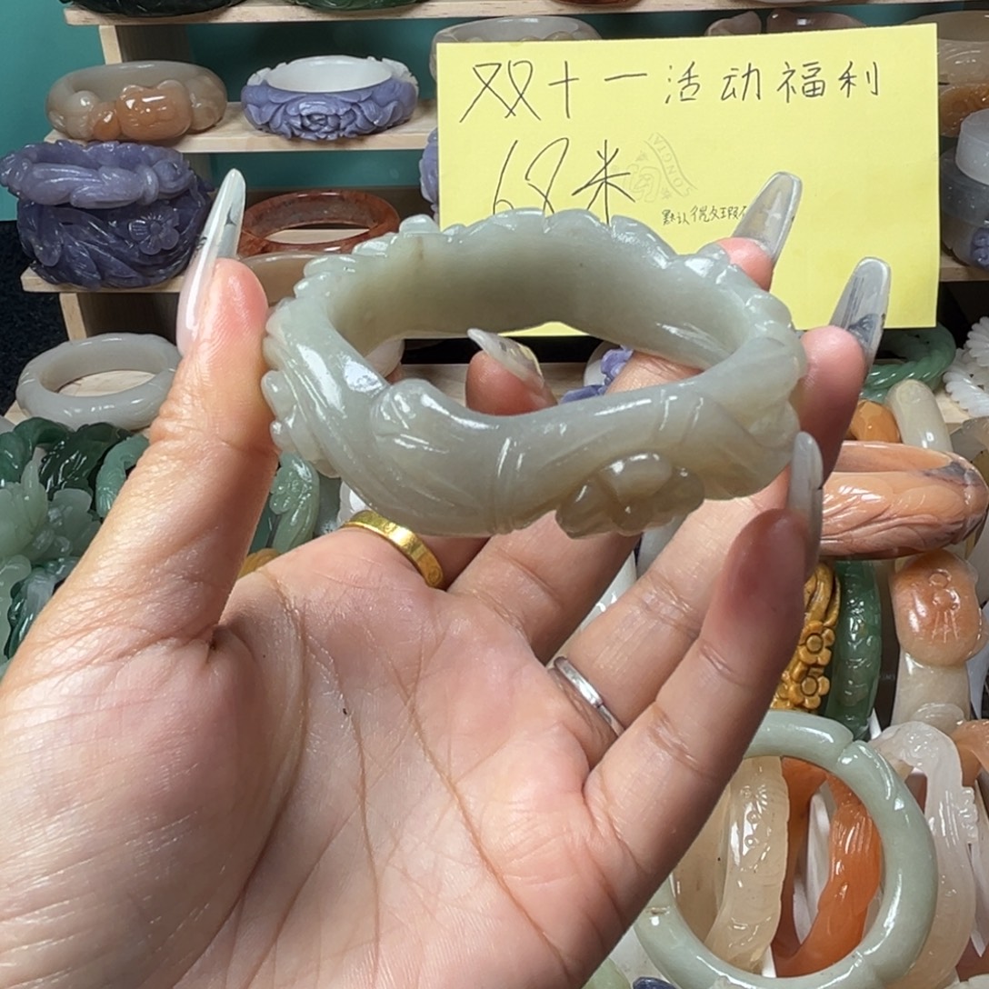 石英质玉未镶嵌雕花手镯