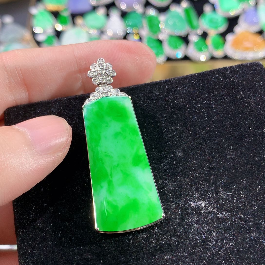 翡翠18K金镶嵌颈饰