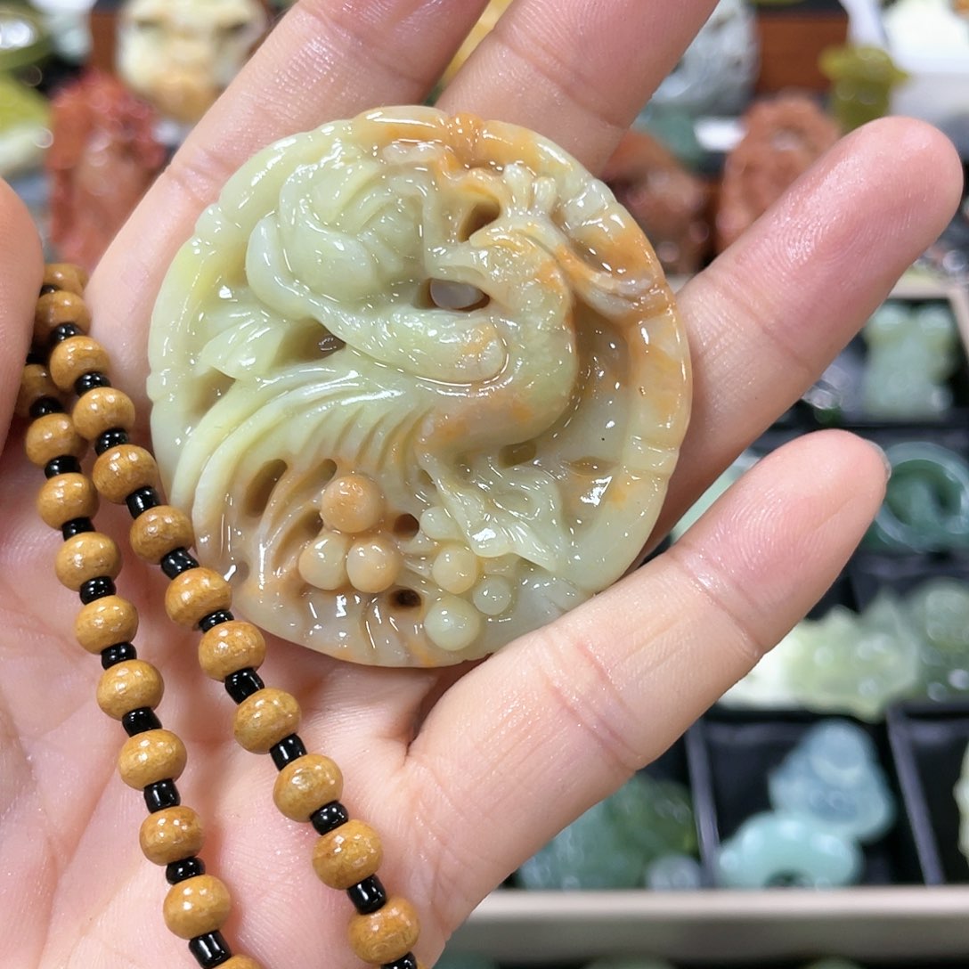 蛇纹石玉颈饰未镶嵌