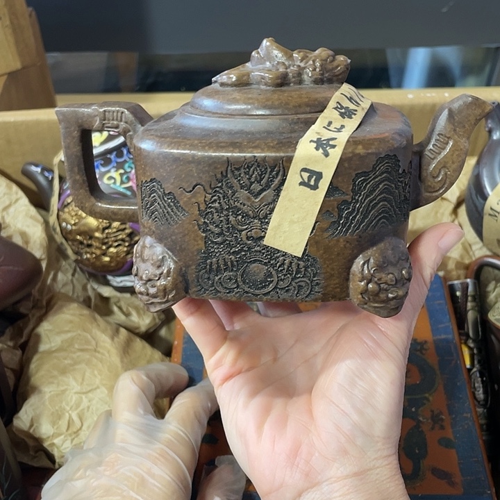 紫砂茶壶原矿泥料，纯手工制作的一把紫砂壶。