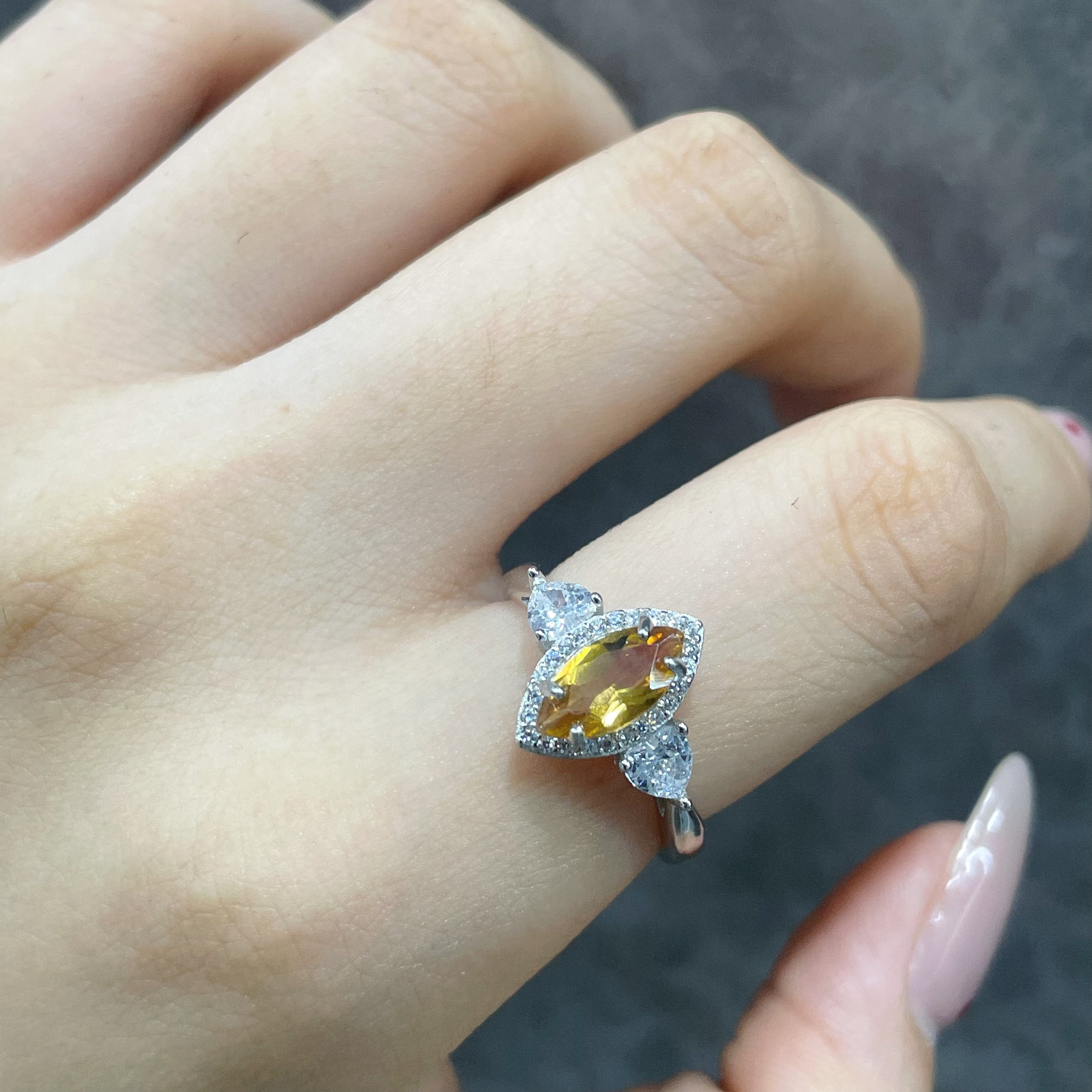 天然黄水晶戒指 s925银镶嵌马眼设计 火彩十足