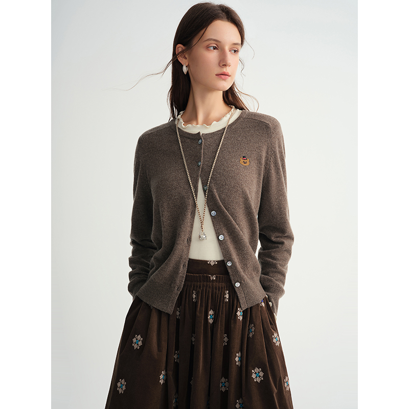 大码女装【礼帽小熊】刺绣小熊圆领100%羊毛针织开衫25DS84071