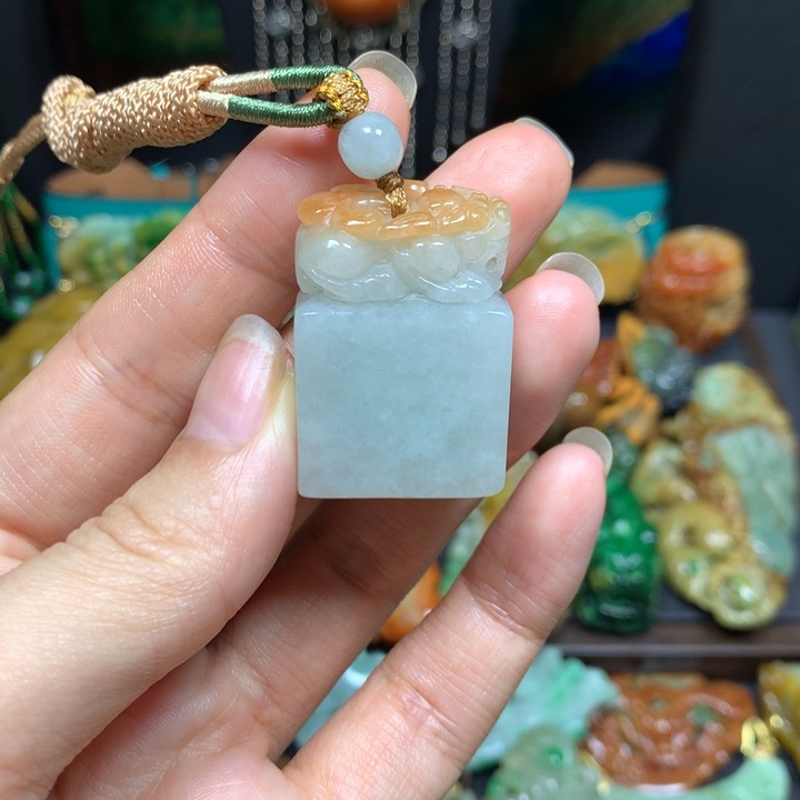 翡翠未镶嵌颈饰印章