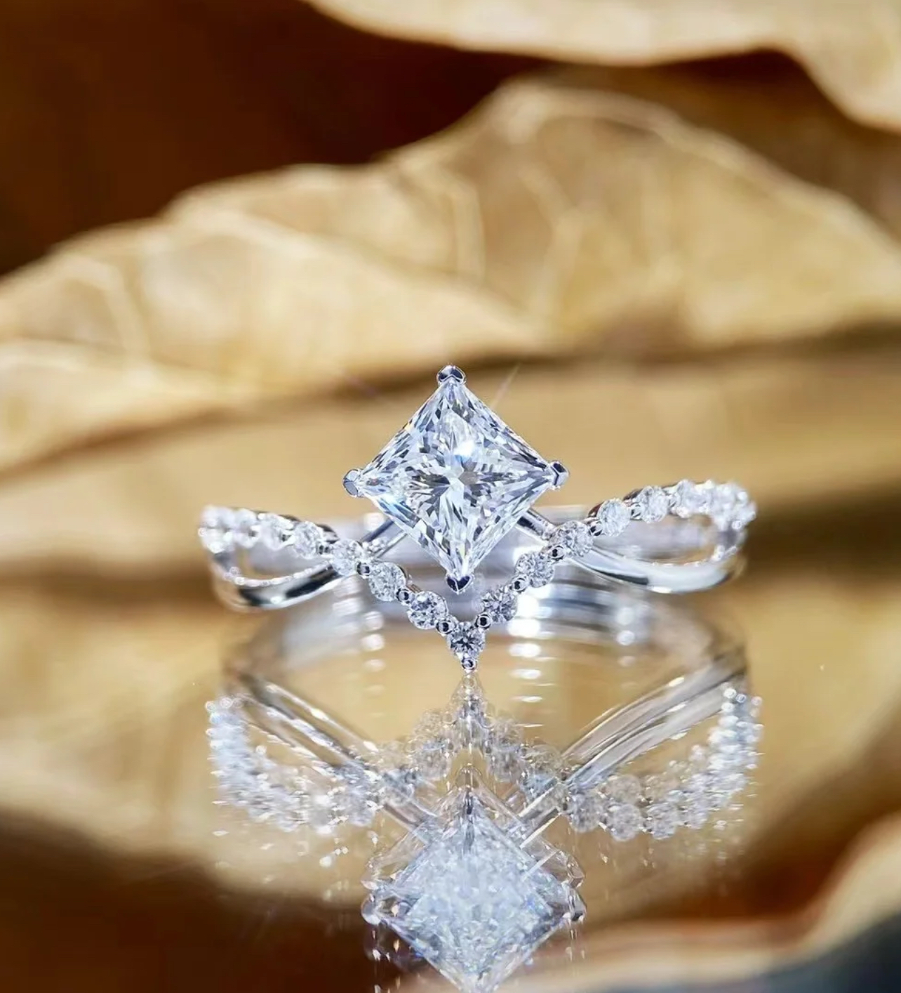 实验室培育钻石鱼尾公主方18K金镶实验室培育钻休闲培育钻石戒指