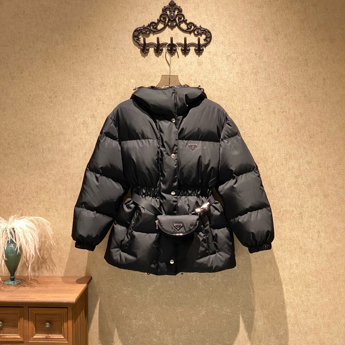 未使用 Prada/普拉达 25fw蚂蚁腰三角标连腰包羽绒服/38码/39175