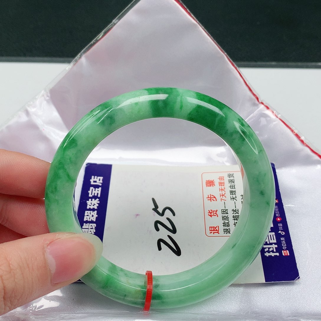 翡翠手镯未镶嵌翡翠