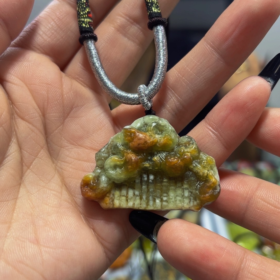 蛇纹石玉未镶嵌颈饰