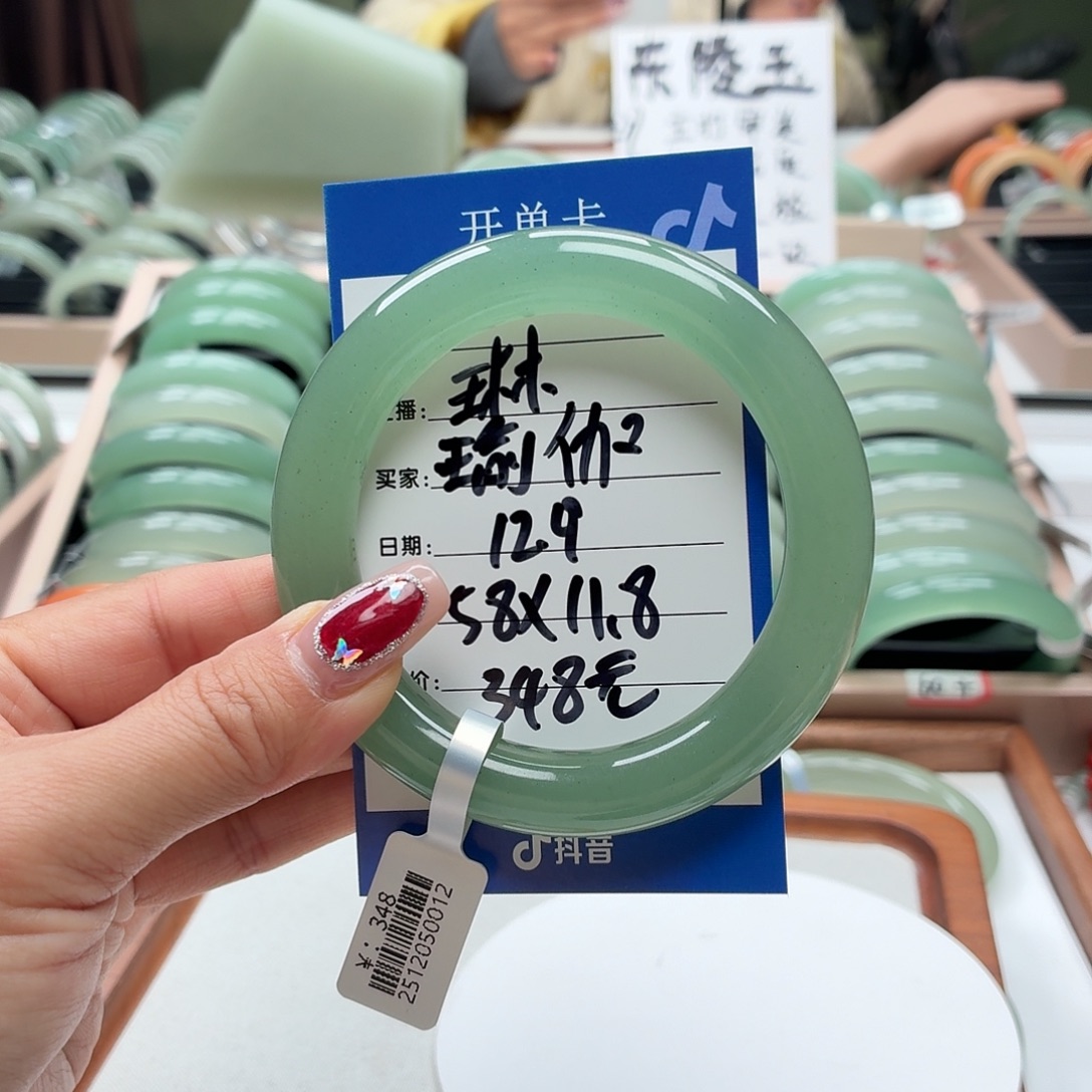 瑜***伽石英质玉未镶嵌手镯