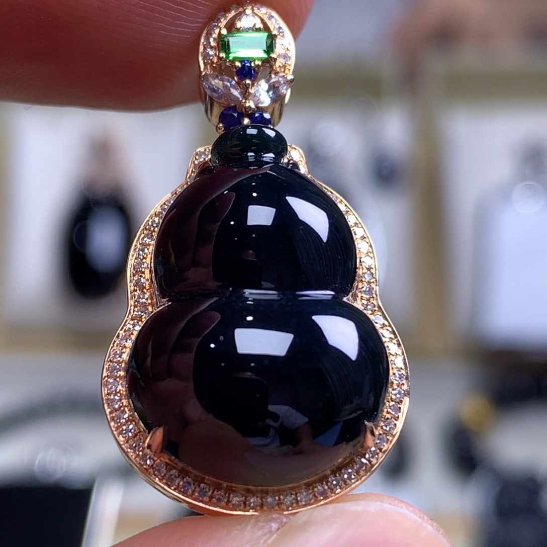 颈饰18K金镶嵌翡翠墨翠葫芦