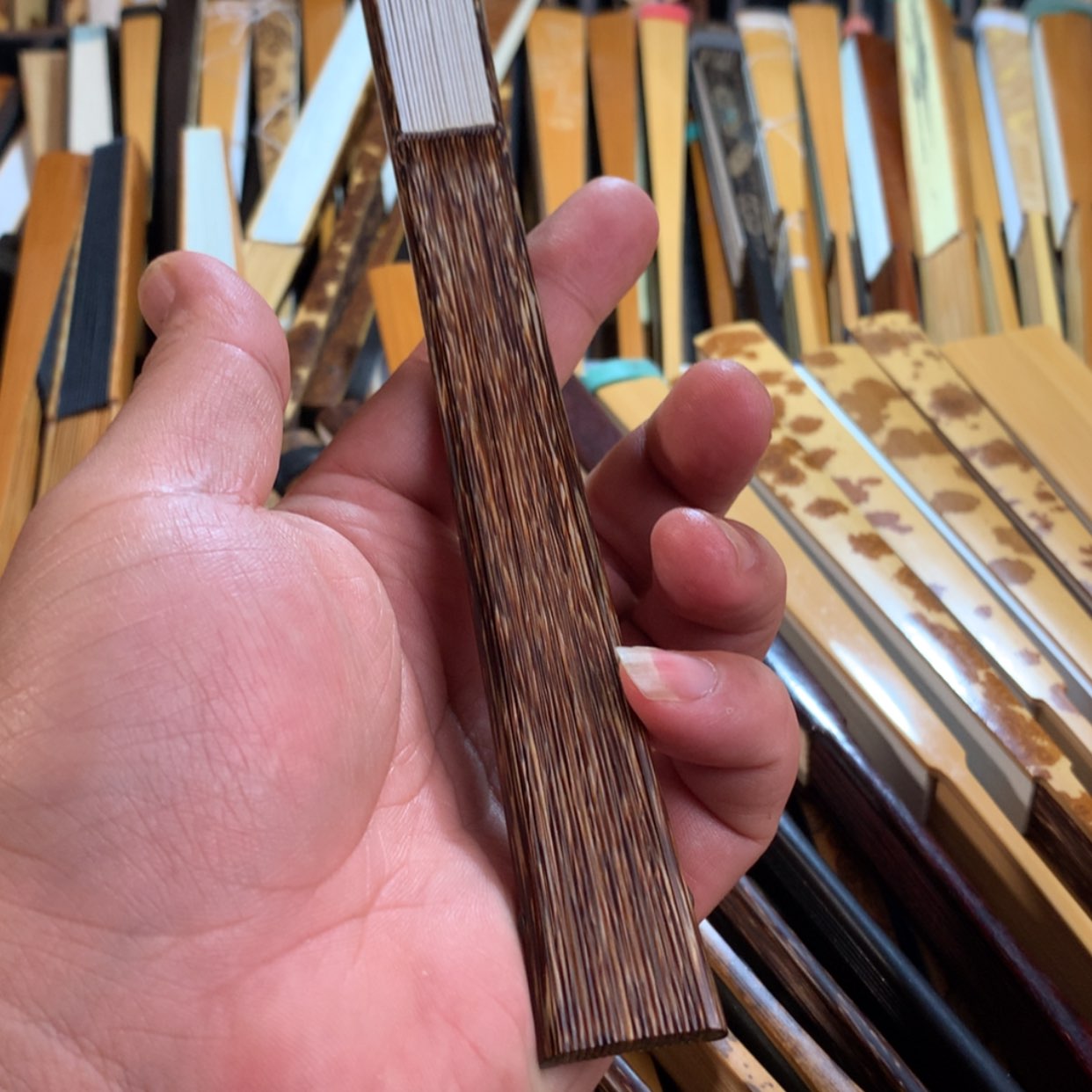 【闪购商品】扇子哈****员芝麻棕折扇手工制作