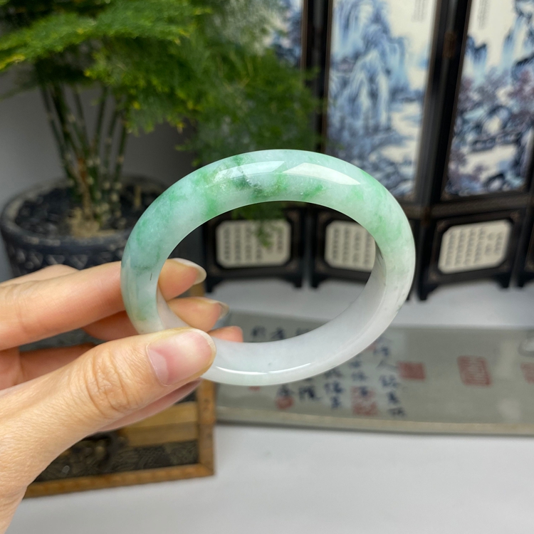 56.5老种飘绿白底青牛奶底正圈手镯 天然翡翠A货手镯