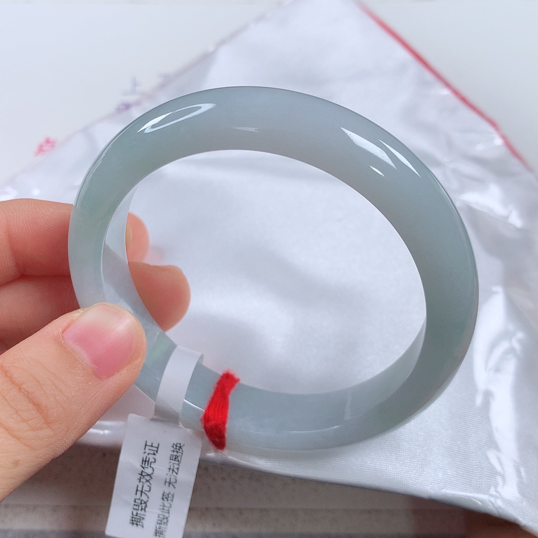 翡翠手镯未镶嵌? 正圈