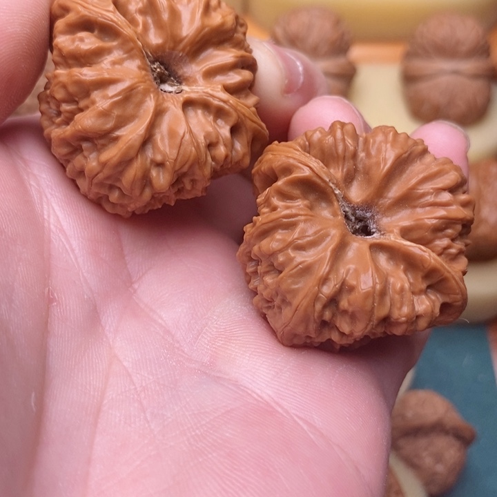 文玩核桃把件39.5红皮平谷大凹底聚宝盆