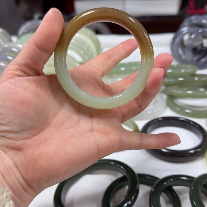 依****和田玉未镶嵌手镯