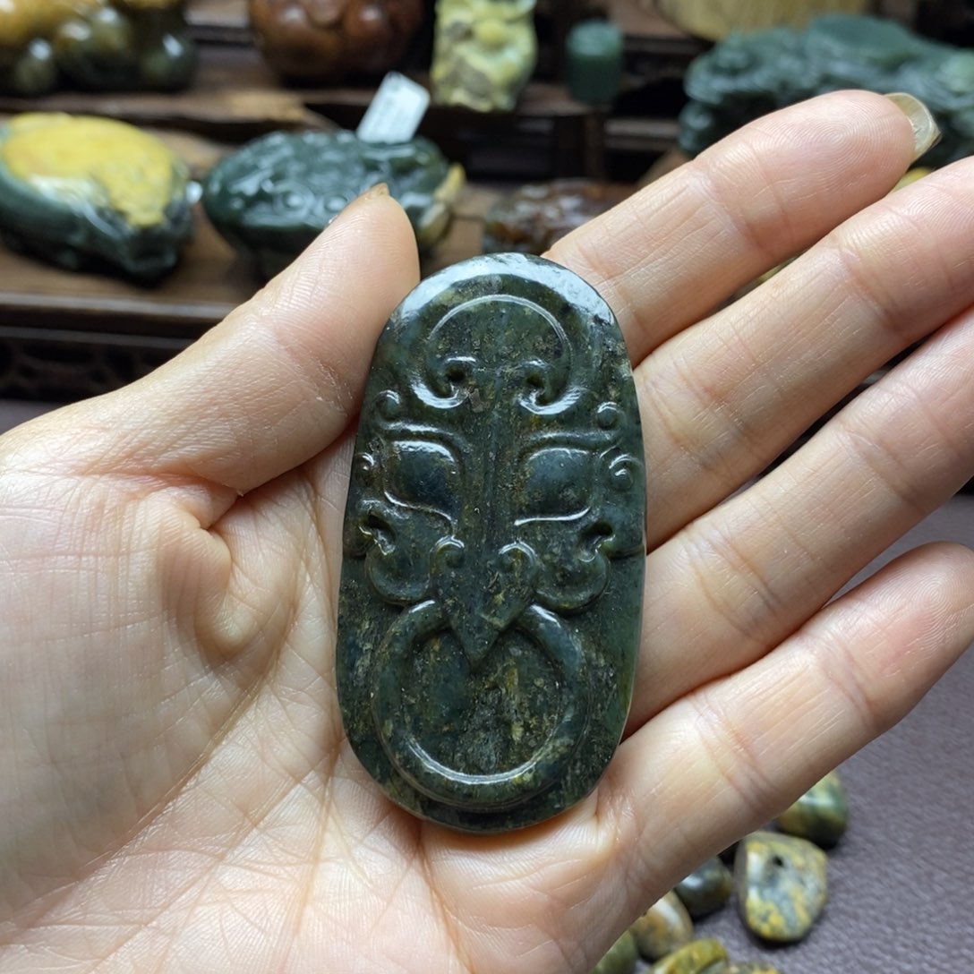 未镶嵌岫岩河磨玉（透闪石质玉）把件