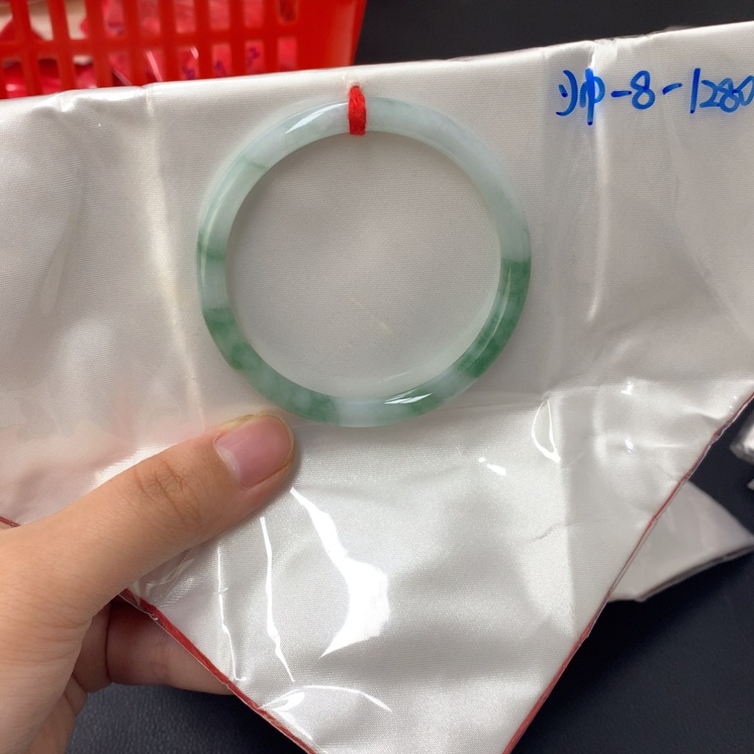 翡翠手镯未镶嵌翡翠