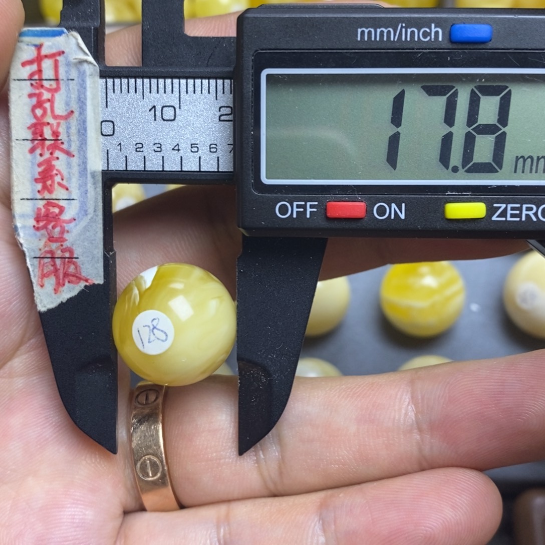 裸石蜜蜡未镶嵌17.8微瑕圆珠