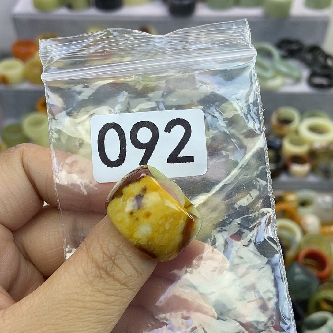 如***意蛇纹石玉未镶嵌戒指