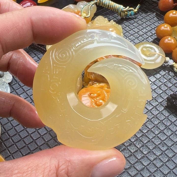 石英质玉（黄龙玉）颈饰未镶嵌