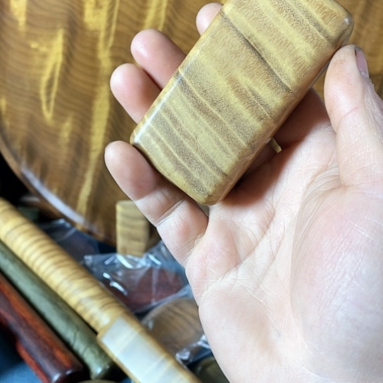 【闪购商品】?****快金丝楠木手把件枯木