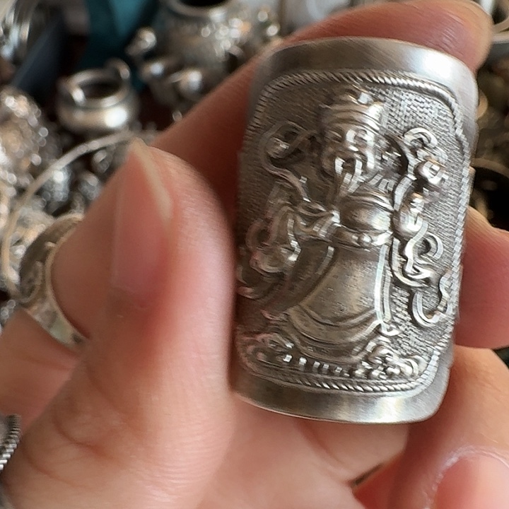 李***然非金属足银戒指一个