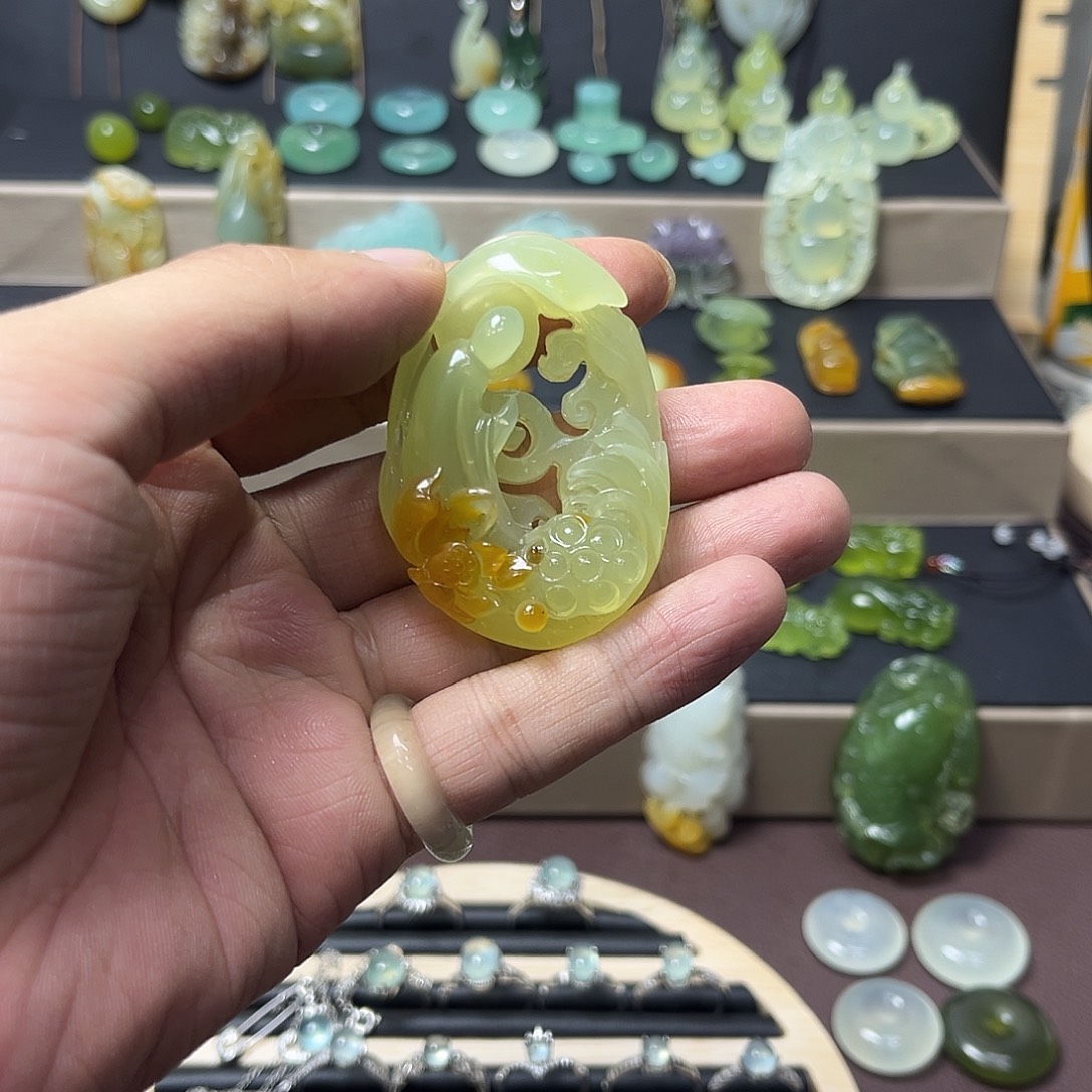 蛇纹石玉未镶嵌颈饰