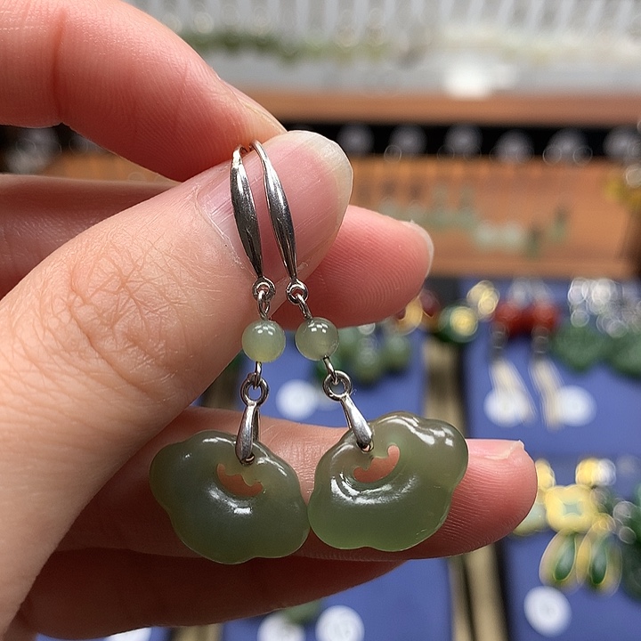 和田玉银S925镶嵌耳饰如意锁晴水绿