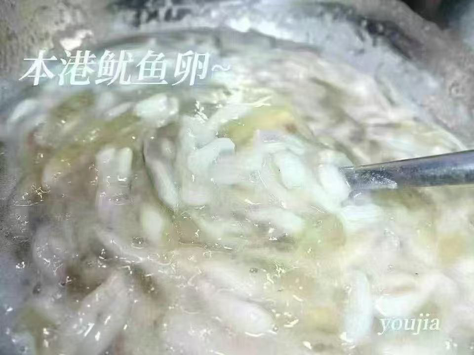 甲子本港鱿鱼饭 鸡蛋打散放葱花油煎
