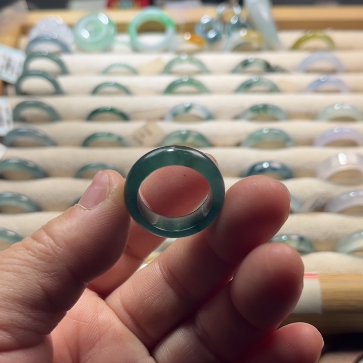 翡翠未镶嵌戒指蓝水