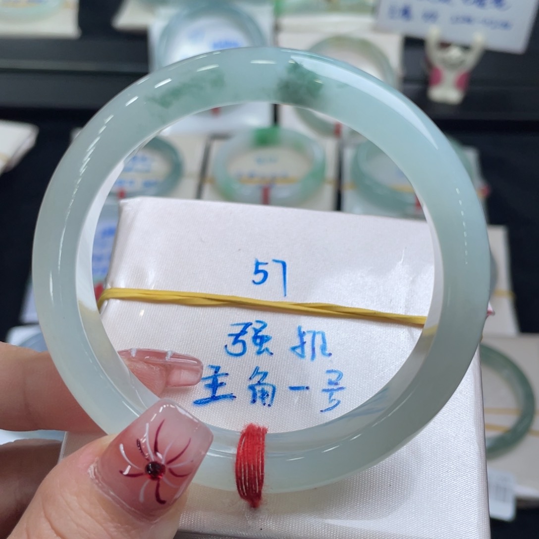 翡翠手镯未镶嵌翡翠手镯