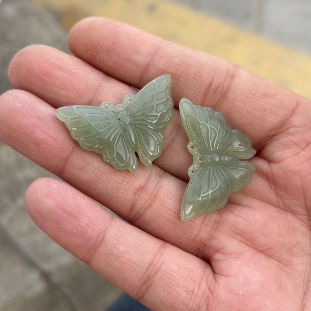 颈饰未镶嵌和田玉小蝴蝶。卡33尺寸