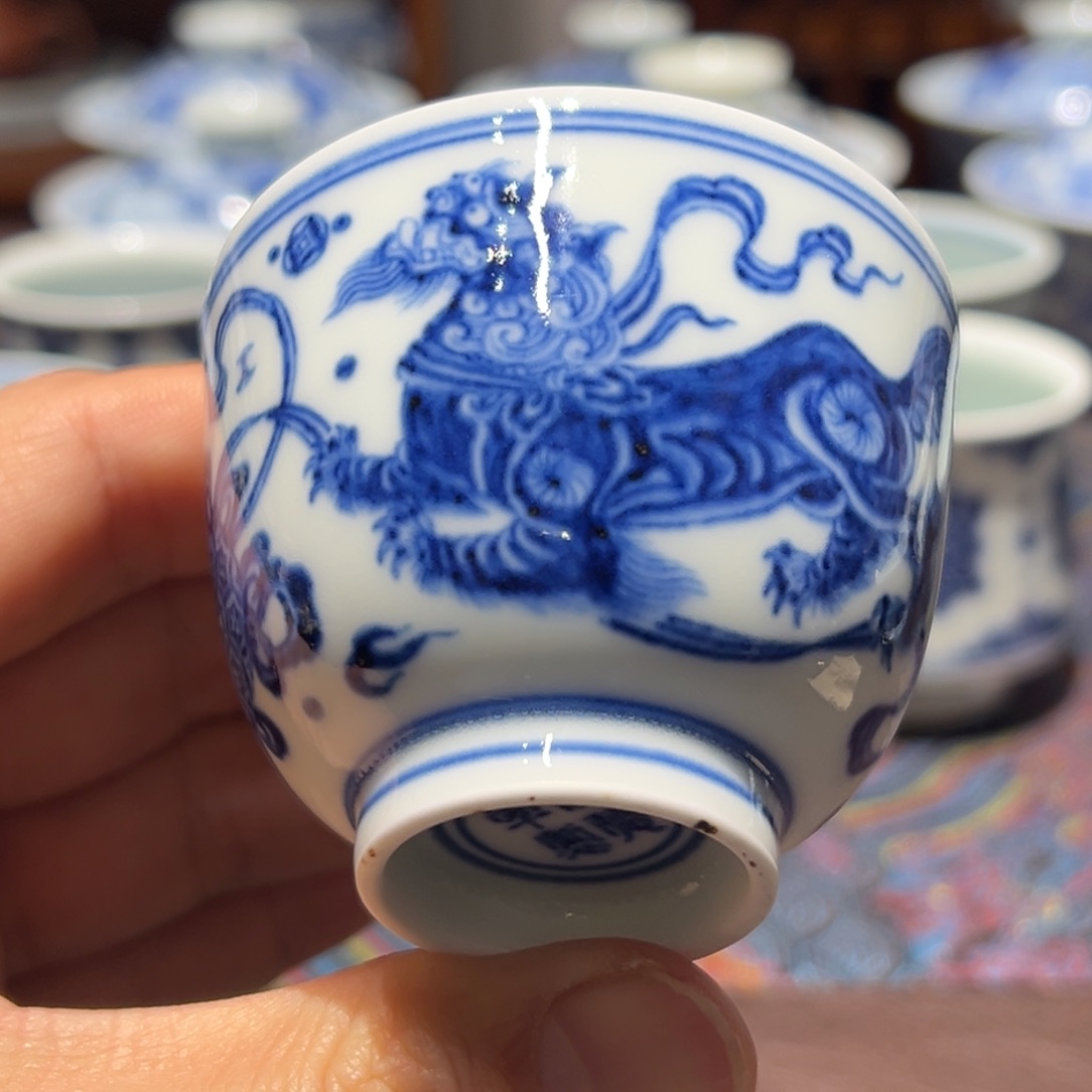 杯青花狮子戏球主人杯口径约6.5厘米