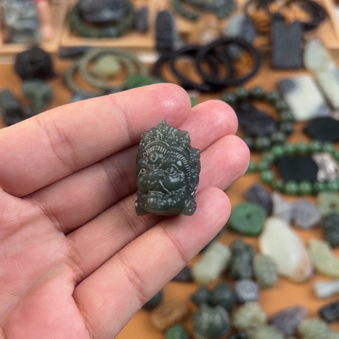 和田玉颈饰未镶嵌?**.