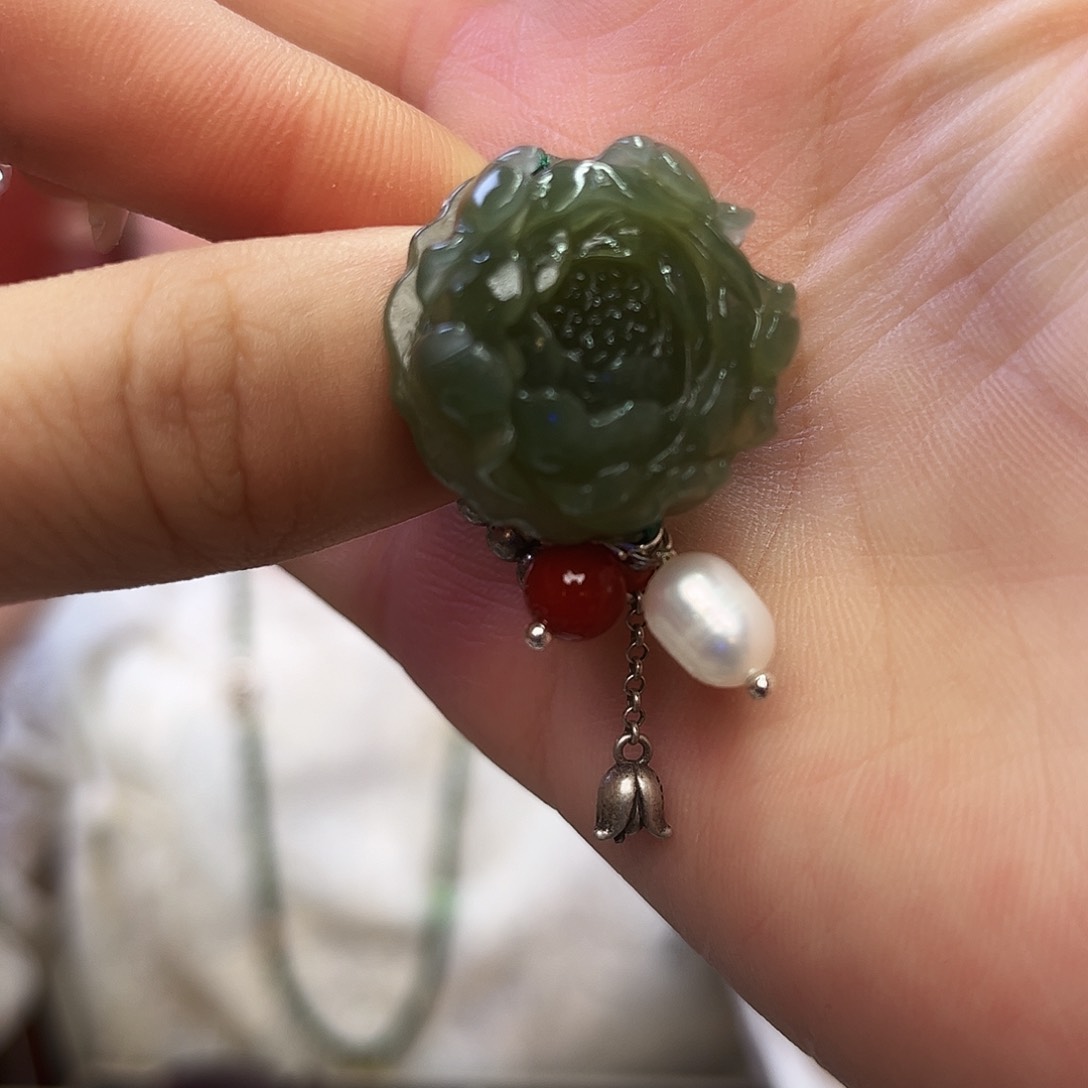 和田玉戒指未镶嵌牡丹