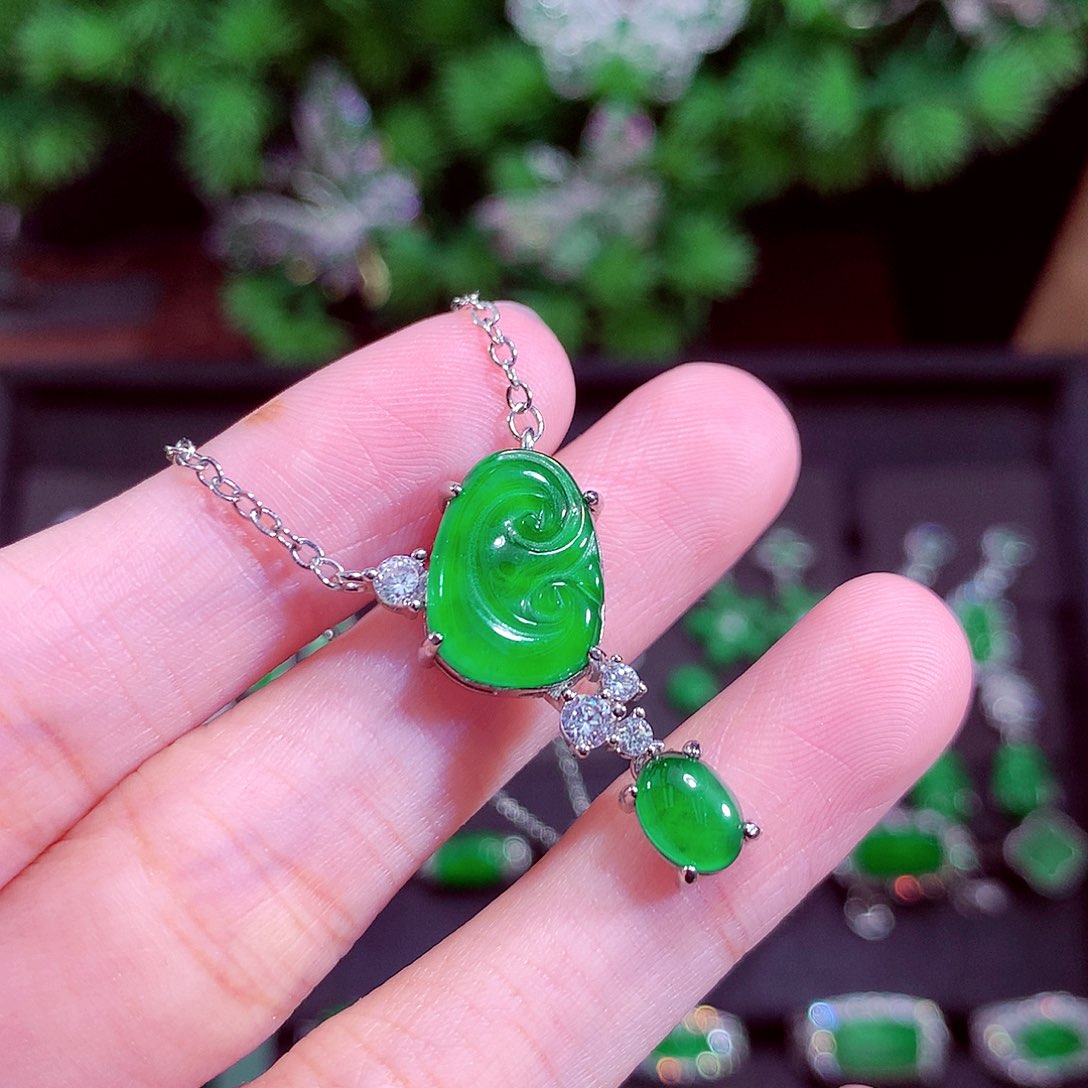 颈饰未镶嵌翡翠天然