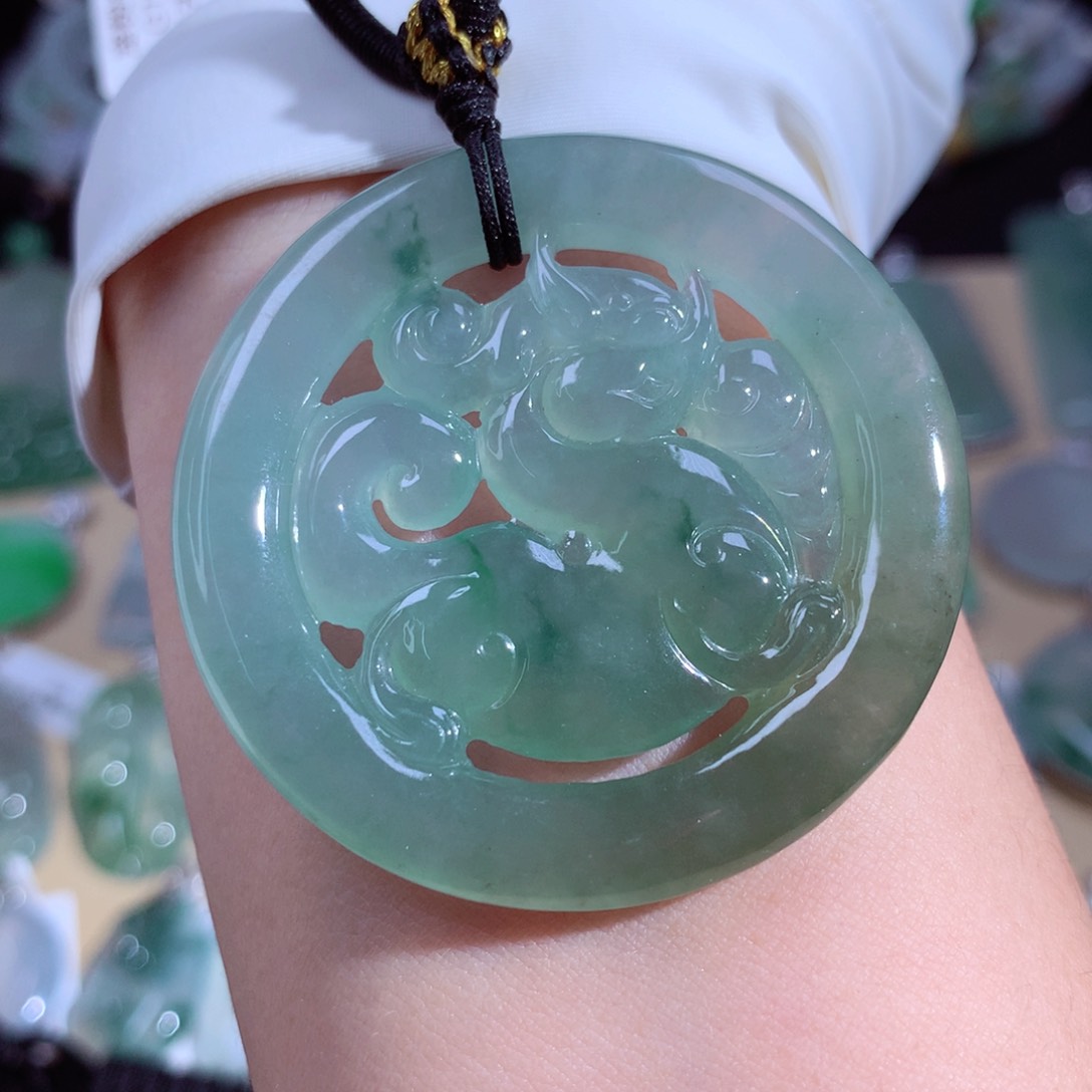 翡翠颈饰未镶嵌大麒麟