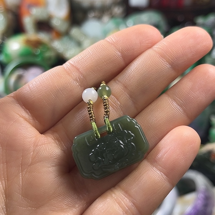 郝***八翡翠未镶嵌颈饰翡翠未镶嵌颈饰