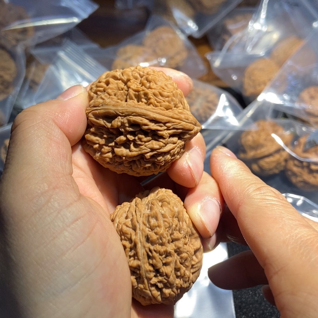 文玩核桃吊坠蒜头核桃300