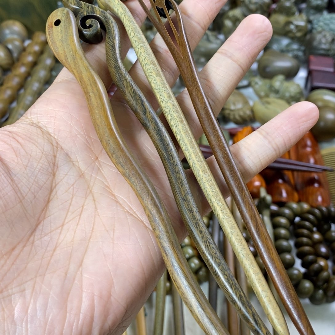 乔***乔木绿檀木料手把件