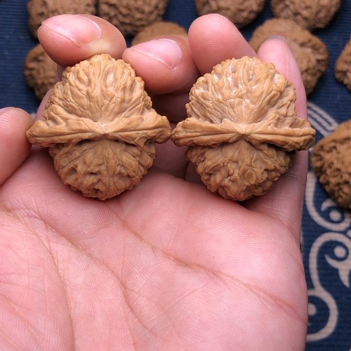 文玩核桃吊坠白狮子