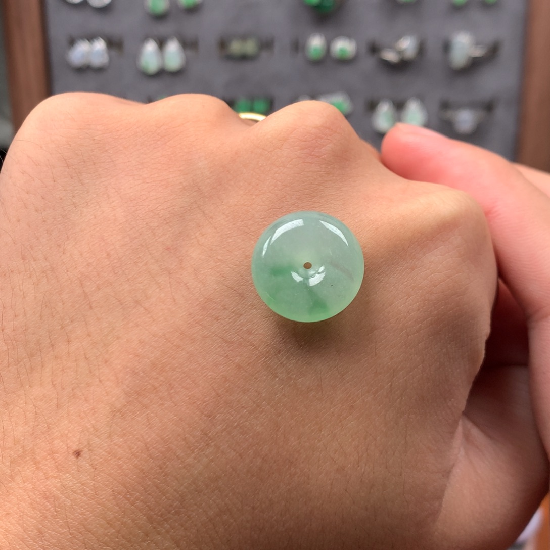 翡翠未镶嵌颈饰你是