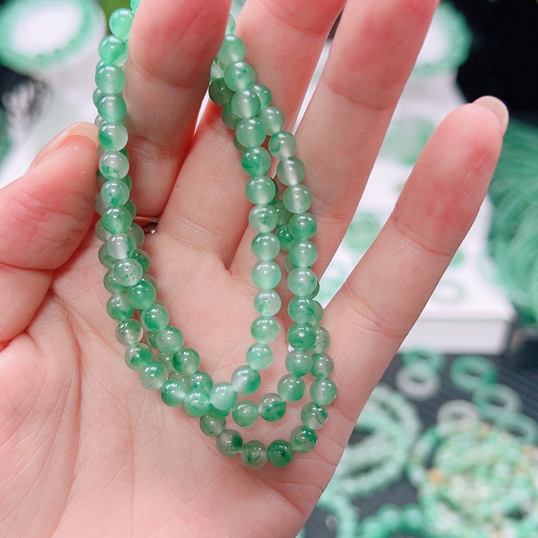 颈饰未镶嵌石英质玉（非洲翠）