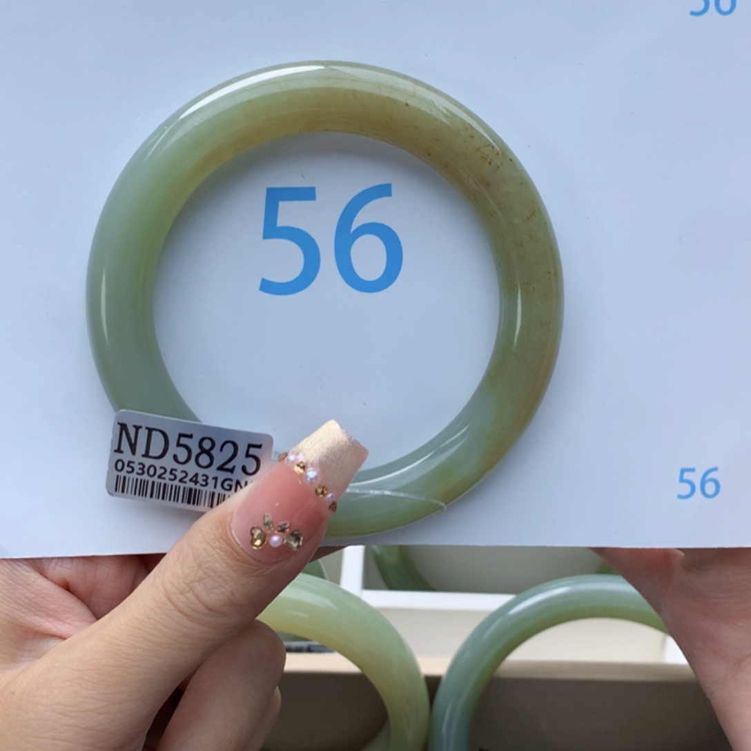 随***乐和田玉手镯未镶嵌