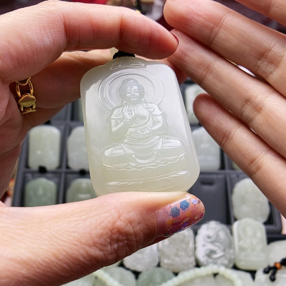 和田玉颈饰未镶嵌努****子