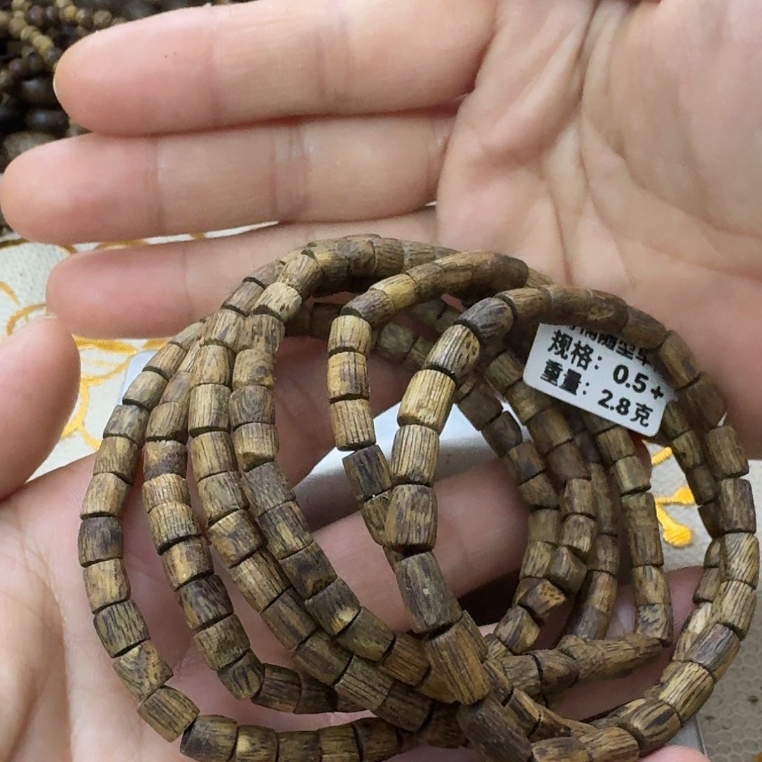沉香木手串乌身树心随型0.5十2克十发2串