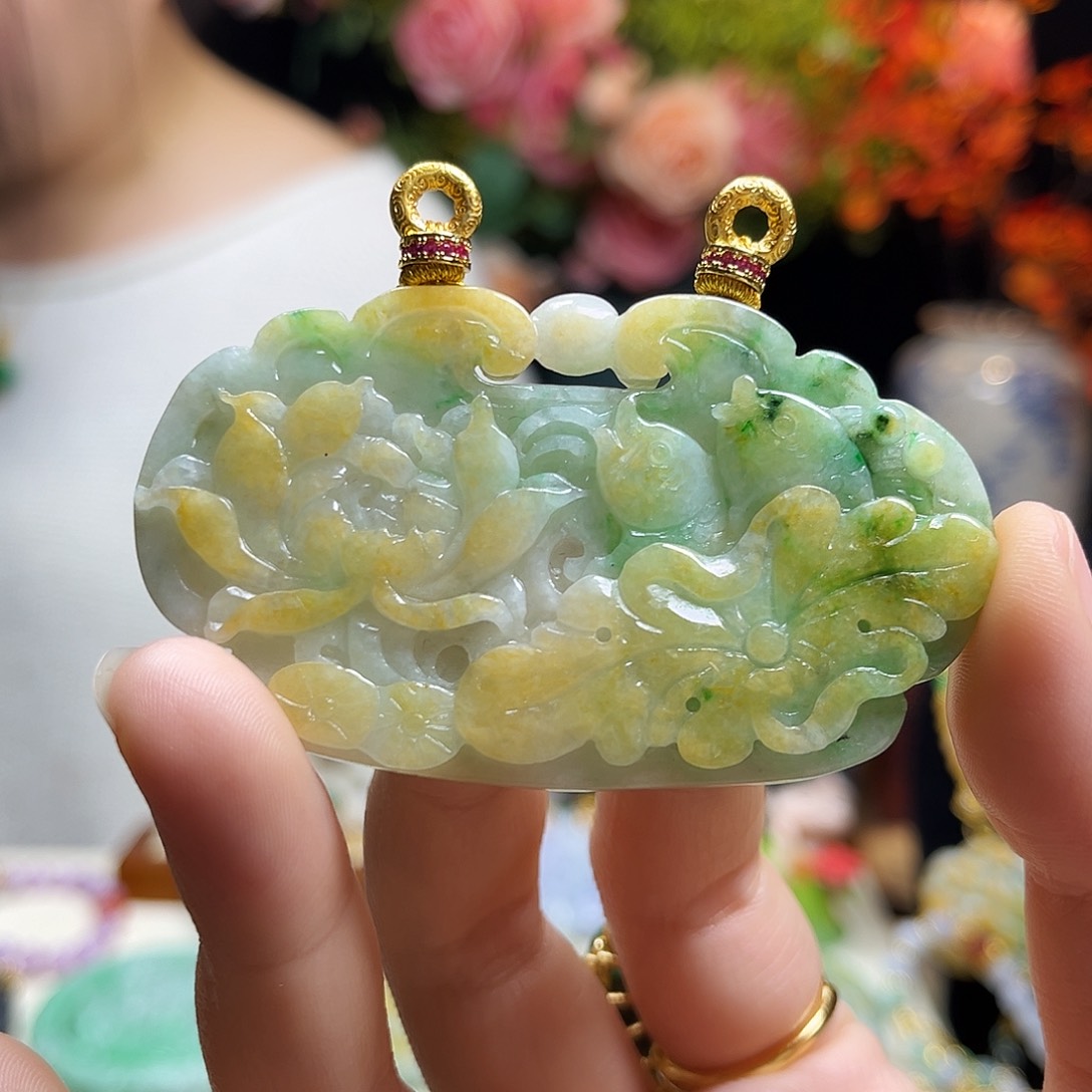 翡翠颈饰未镶嵌鱼戏荷花