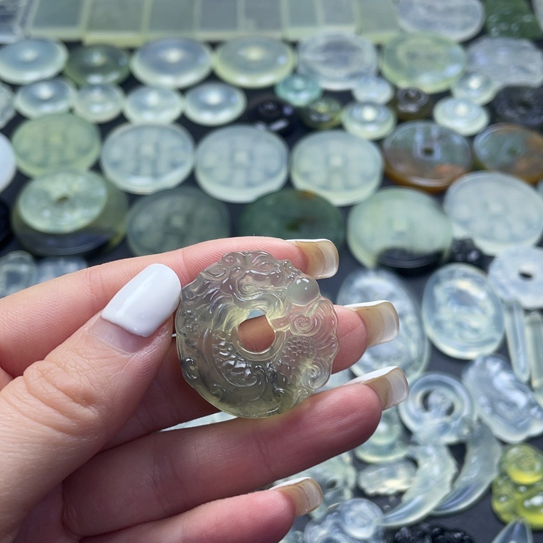 岫玉未镶嵌颈饰龙扣